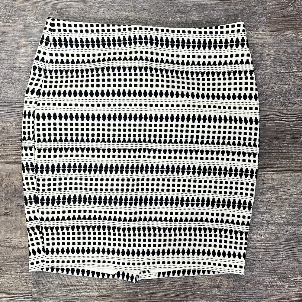 LOFT Black and White Geometric Mini Straight Pencil Skirt size 00P B150